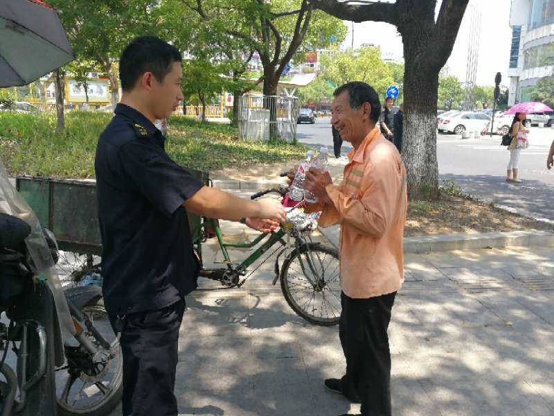 “安邦护卫”自发给城市环境“美容师”送清凉